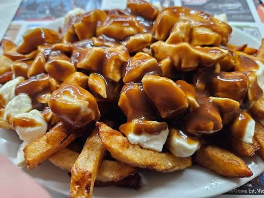 Café Anselme Victoriaville — poutine sauce brune